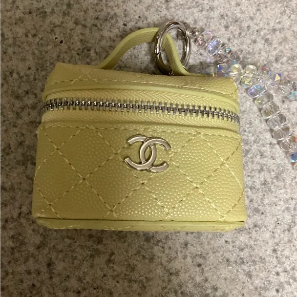 Air pod case. - Picture 6 of 6